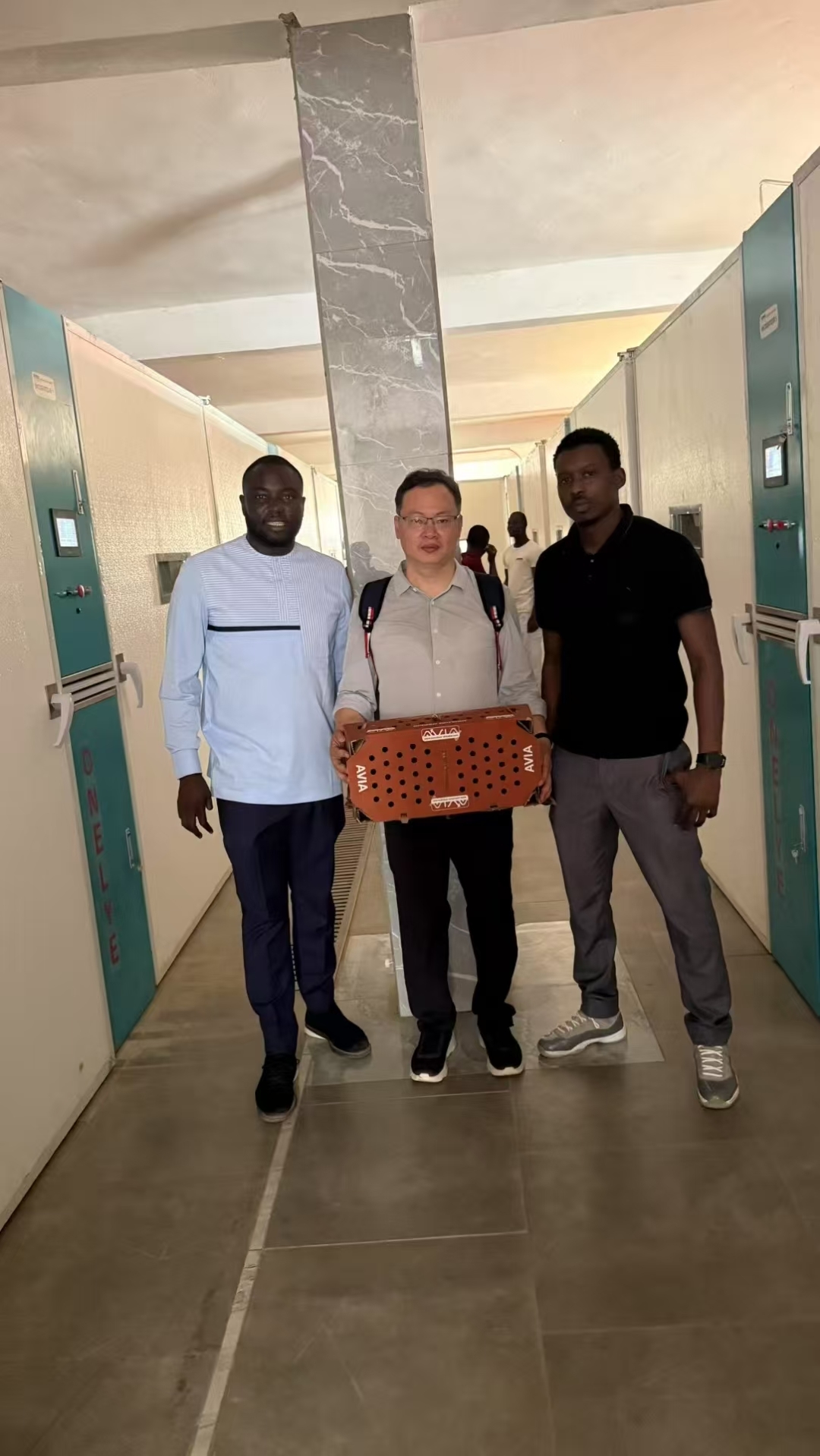 Últimos blogs de la empresa sobre Agricultores kenianos luchan contra los cortes de energía y las fluctuaciones de temperatura: Cómo las incubadoras de una sola etapa mantienen estables las tasas de eclosión