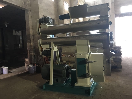 comprar Maquinaria de madera 110kw décimo octavo de la alimentación de las aves de corral de Ring Die Pellet Mill Chicken del serrín online manufacture